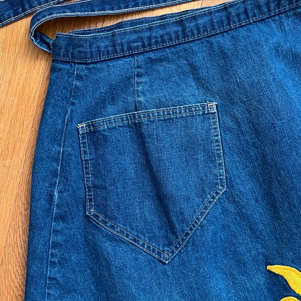 1970s Daylily Embroidered Wrap Waist Denim Blue Jeans Adjustable A-Line Skirt Sm - Picture 5 of 15